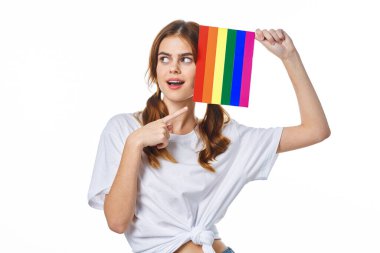 lgbt bayrağı taşıyan kadın cinsiyet değiştirme topluluğunun aydınlık arka planı