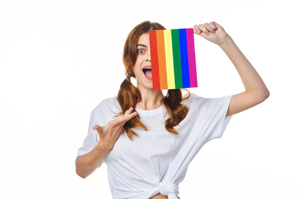 Kvinna med lgbt flagga transpersoner gemenskapen ljus bakgrund — Stockfoto