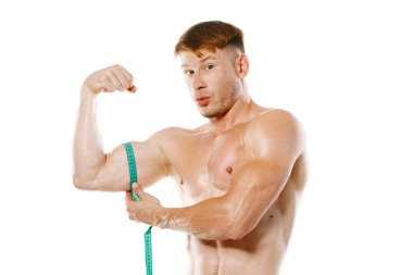 Atletik adam, mezura kas egzersizi yapıyor.