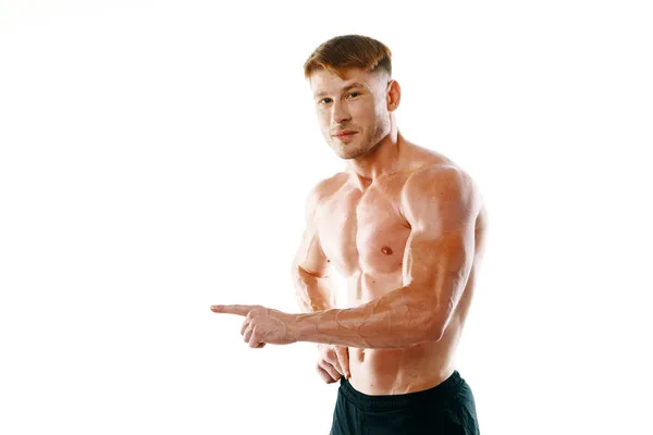 Atleta masculino com bombeamento de corpo muscular posando aptidão — Fotografia de Stock