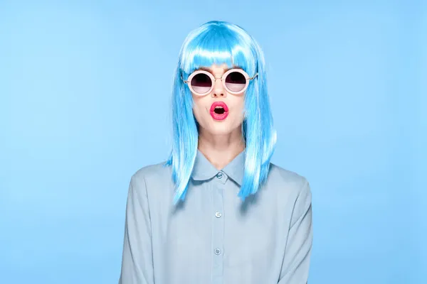 Gyönyörű nő lila paróka napszemüveg Glamor modell — Stock Fotó