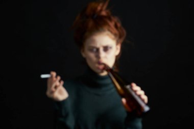 Gözlerinin altında alkol şişesi olan kadın depresyonu değiştiriyor.