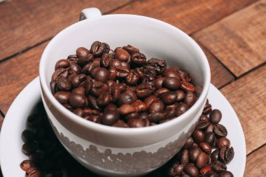 Bir fincan kahve. Taze demlenmiş içecek. Yakın plan yiyecek.