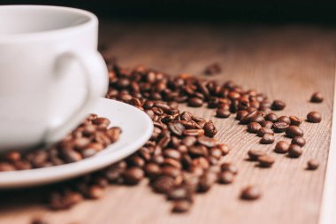 Yukarıdan taze demlenmiş bir fincan kahve.