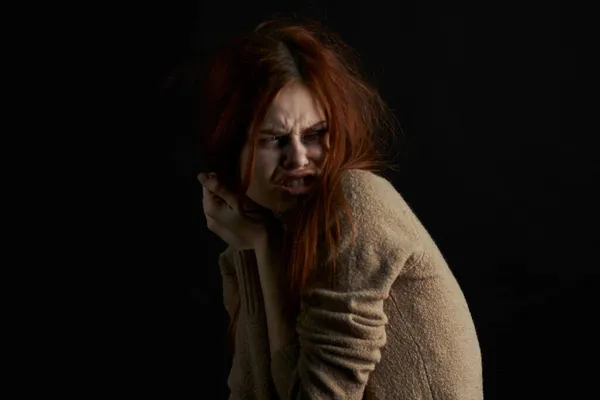 Mulher assustada com hematomas sob os olhos batendo abuso de depressão — Fotografia de Stock