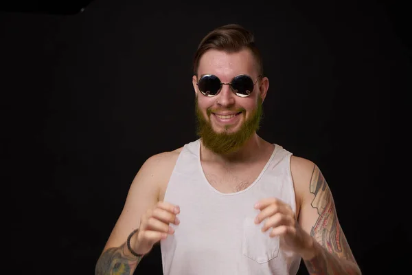 Cheerful bearded man in white t-shirt sunglasses posing — Stock Photo, Image