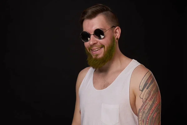Wesoły brodaty mężczyzna w białych okularach przeciwsłonecznych T-shirt pozowanie — Zdjęcie stockowe