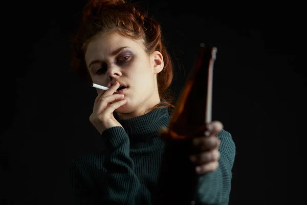 Mujer con botella de cigarrillo de alcohol moretones bajo los ojos problemas de depresión — Foto de Stock