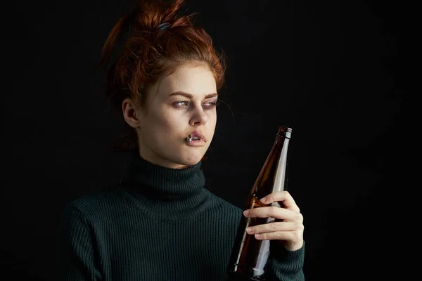 目の下にアルコールのあざのボトルを持つ女性はうつ病暗い背景を変更します — ストック写真
