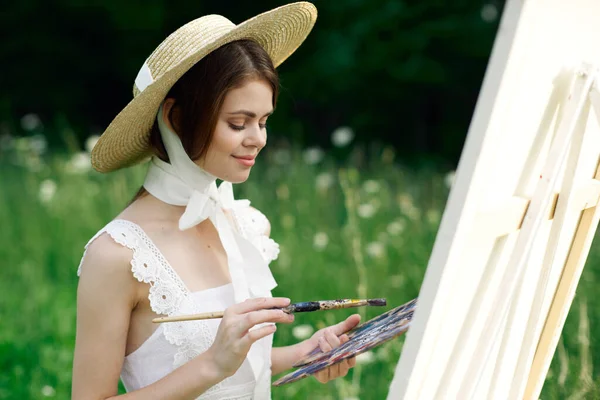 Γυναίκα καλλιτέχνης άποψη με παλέτα χρωμάτων σχεδιάζει μια εικόνα στη φύση — Φωτογραφία Αρχείου