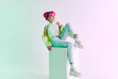 şık bir kadın pembe saçlar moda kıyafetleri moda tarzı eğlence tasarımı