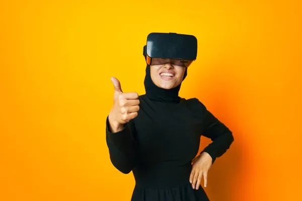 Arabische vrouw virtual reality bril entertainment etniciteit model — Stockfoto