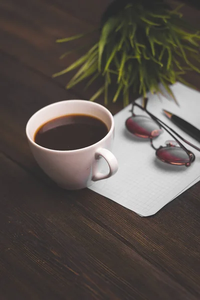 Чашка кофе блокнот ручка кафе вид сверху — стоковое фото