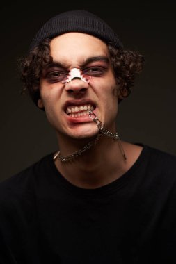 Gözlerinin altında morluklar olan erkek boksör kan saldırganlığını eğitiyor.