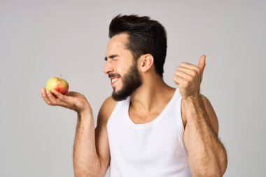 Sakallı adam meyveli yiyecek diyeti hafif arka plan