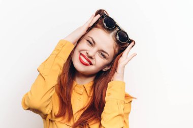 Güneş gözlüğü takan şık bir kadın. Kırmızı dudaklar.