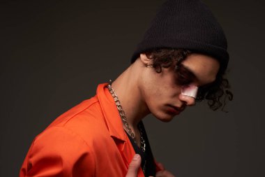 Kırık burunlu bir adam çatışma suçu işliyor.