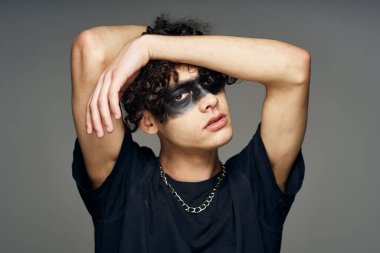 Siyah maskeli adam cadılar bayramı dehşeti karanlık arka plan