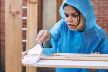 Kadınlar ahşap yapılar boyar fırça boyası dekorasyonu