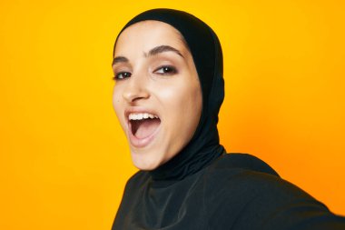Güzel kadın mutluluğu giysi el hareketi stüdyo yaşam tarzı