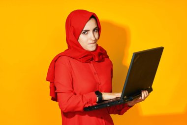 Ellerinde dizüstü bilgisayarı olan Müslümanlar teknoloji etnik duygu modeli