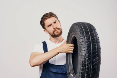 Erkek işçi otomobil makinası profesyonel ışık arkaplanı