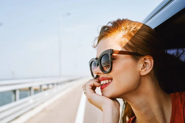 Fröhliche Frau blickt aus dem Autofenster Ausflug Abenteuer Lebensstil — Stockfoto