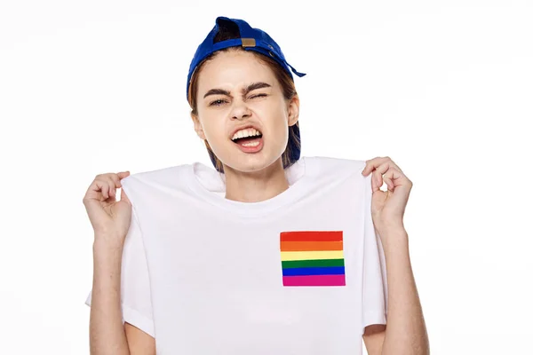 Femme portant blanc t-shirt lgbt drapeau inventeur communauté — Photo