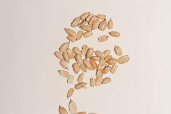 I semi sbucciati su un girasole di sfondo leggero hanno su cima — Foto Stock