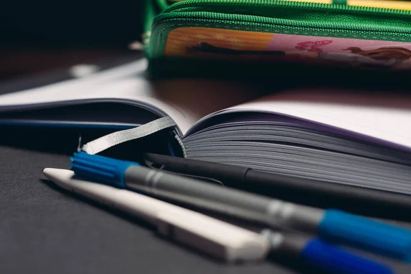 Зелений пенал з олівцями дизайн об'єкта шкільного приладдя — стокове фото