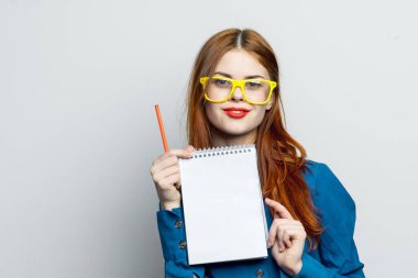 Sarı gözlüklü kadın sekreter not defteri görevlisi.