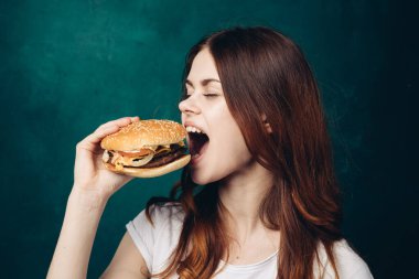 Hamburger yiyen neşeli kadın yakın plan yaşam tarzı