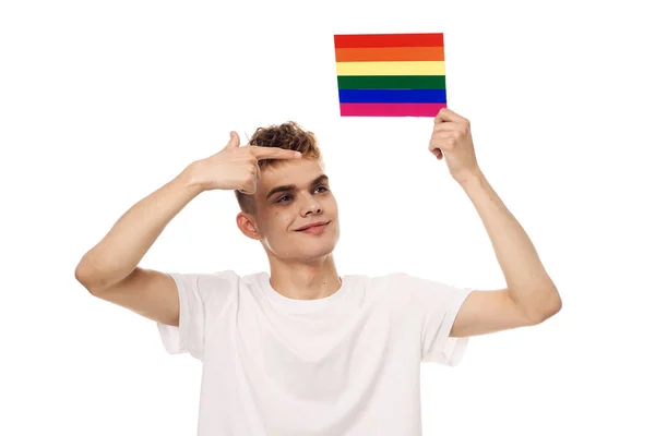 Chico en camiseta blanca Bandera lgbt rostro cosméticos transgénero comunidad —  Fotos de Stock