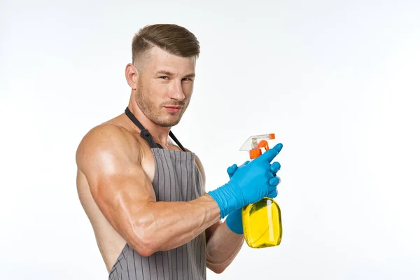 エプロン洗剤洗浄サービスの男光背景 — ストック写真