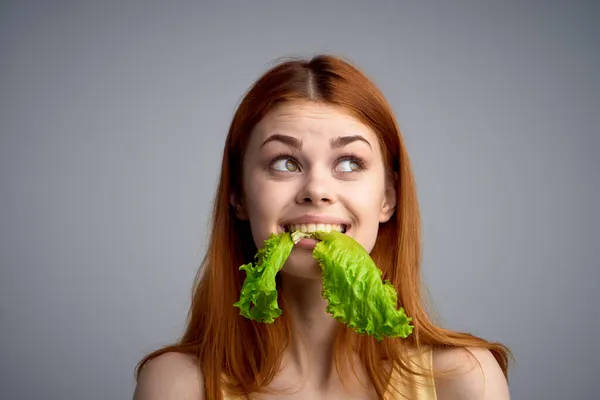 Женщина с листьями салата здоровый образ жизни питания — стоковое фото