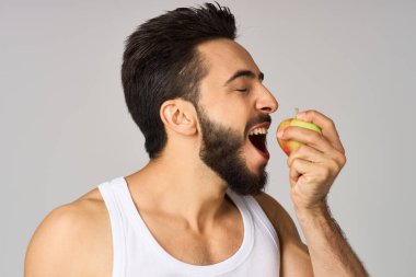 Neşeli adam ellerde elma sağlıklı yemek stüdyo yaşam tarzı
