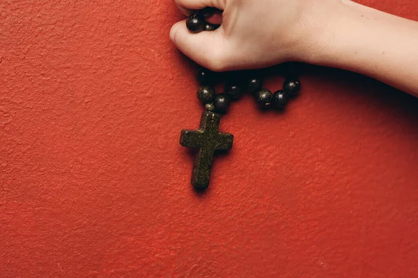 十字架カトリックのキリスト教を持つロザリオビーズ — ストック写真