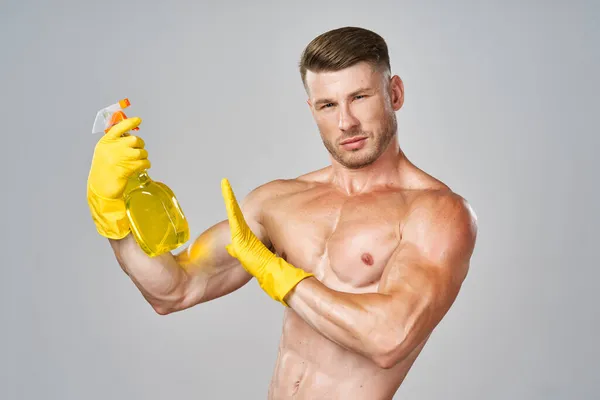 肌肉男，戴着橡胶手套，做作业 — 图库照片