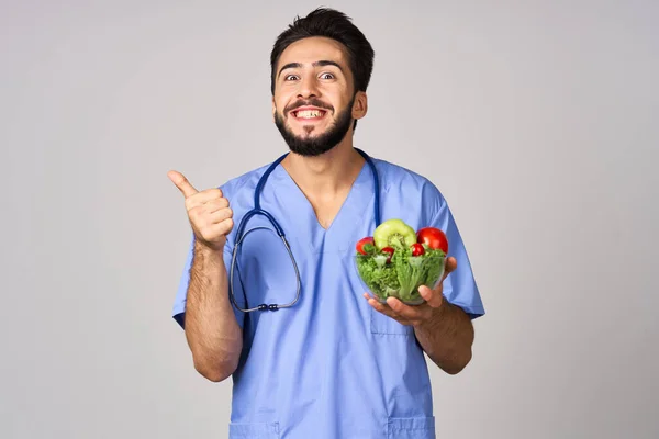 Porodní vousatý mužský lékař talíř se zeleninou zdravé jídlo léčba kalorie — Stock fotografie