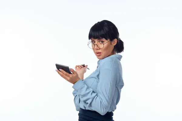 Деловая женщина с калькулятором в руках финансового профессионального менеджера — стоковое фото