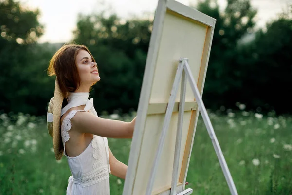 Woman artist outdoors painting nature hobby art — Stock Photo, Image