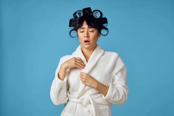 Háziasszony hajcsavarókkal a fején takarítás házimunka — Stock Fotó