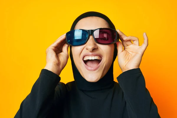 Glad kvinna i svart hijab popcorn 3D glasögon bio gul bakgrund — Stockfoto