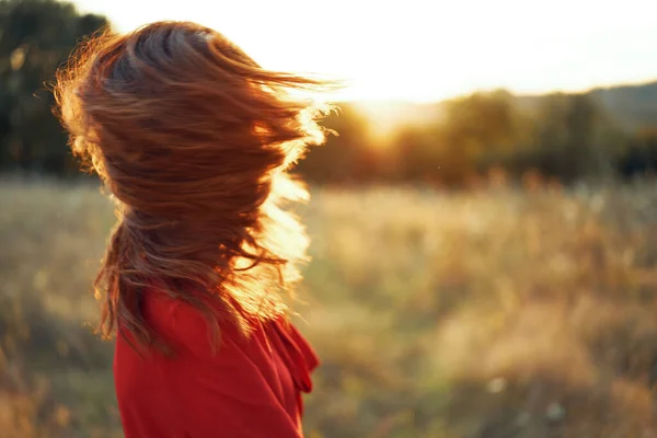 Mulher em vestido vermelho no campo andar paisagem liberdade — Fotografia de Stock