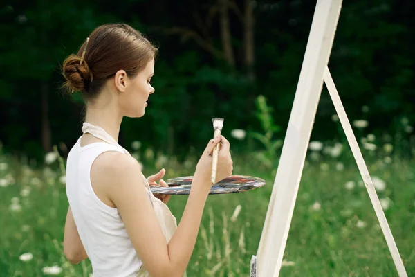 Kobieta na zewnątrz malować obraz krajobraz hobby twórcze — Zdjęcie stockowe