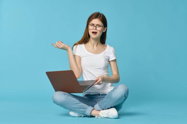 Dizüstü bilgisayarı olan kadın internet eğitimi mavi arka plan