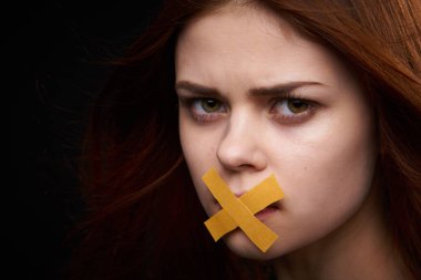Ağzı bantlı, çıplak omuzlu bir kadının diyetten men edilmesi