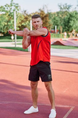 Spor salonunda egzersiz yapan atletik bir adam.