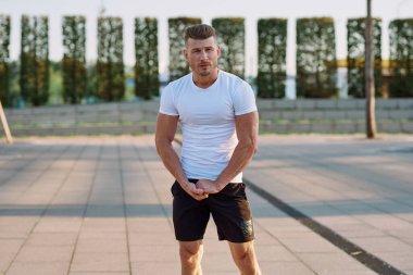 Parktaki çocuk parkı egzersizindeki adam.