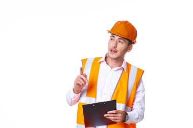 Turuncu şapkalı adam inşaat işinde çalışıyor.